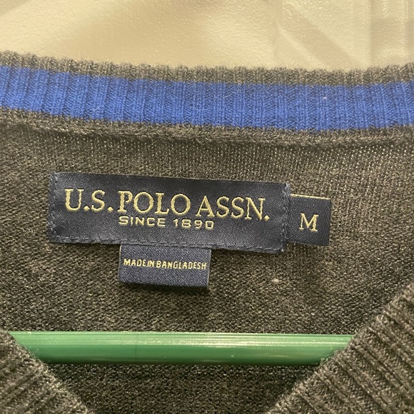 US Polo Assn men’s V-neck sweater - SZ M - Picture 2 of 7